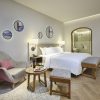 Room_Deluxe_King_B738_14AUG20 (2)